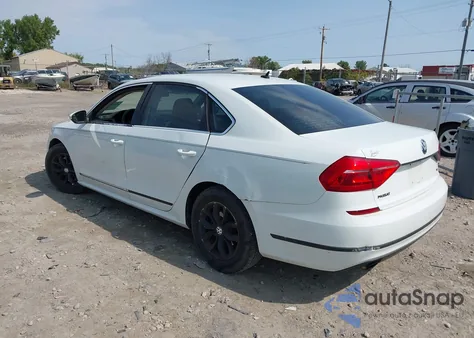 2016 Volkswagen Passat 1.8T S z USA, uszkodzony, nr VIN 1VWAT7A30GC005315